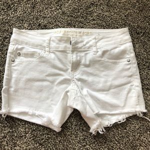White American Eagle low rise shorts size 0